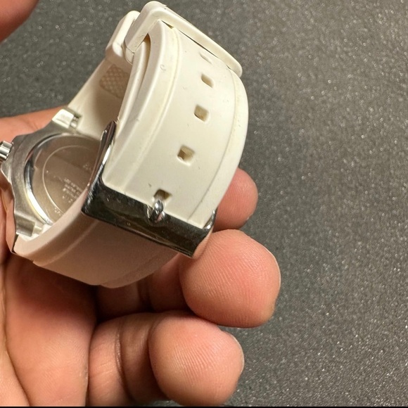 Guess Zena Analog White Dial White Silicone Quartz Round Women's Watch W1094L1 - Picture 7 of 10